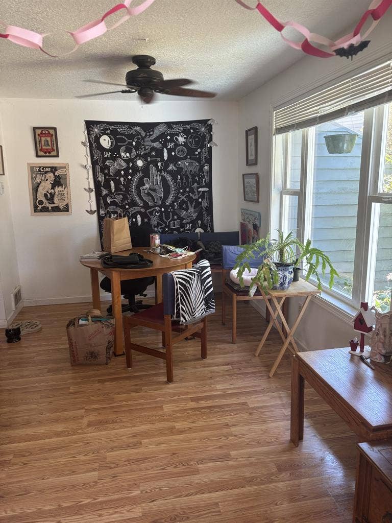Looking for 2 Roommates:)