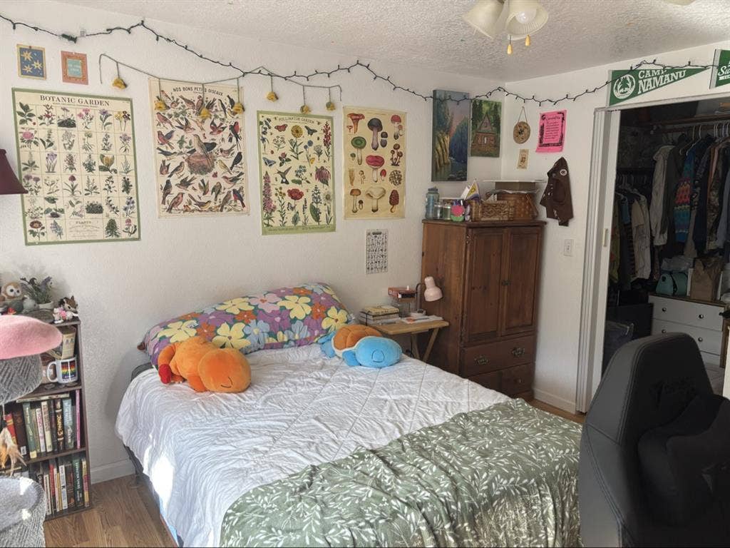 Looking for 2 Roommates:)
