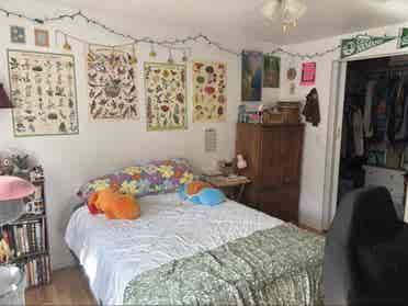 Looking for 2 Roommates:)