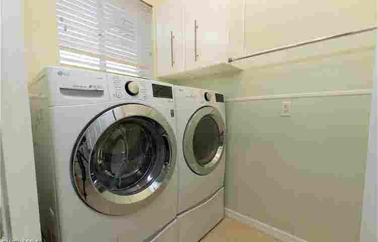 Room for rent beautiful townhouse