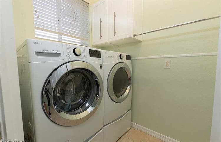 Room for rent beautiful townhouse