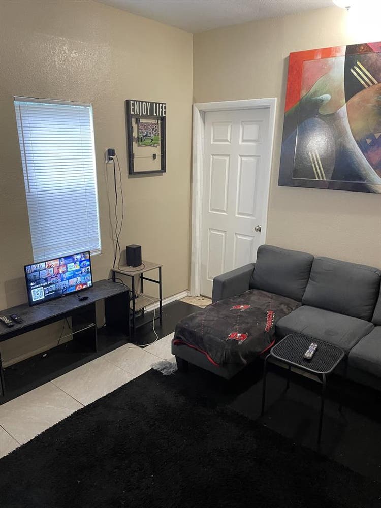 Message me on roomies pic up top