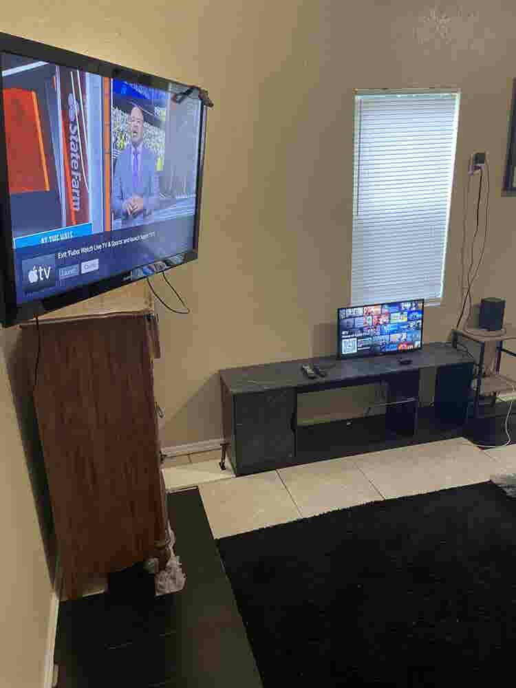 Message me on roomies pic up top