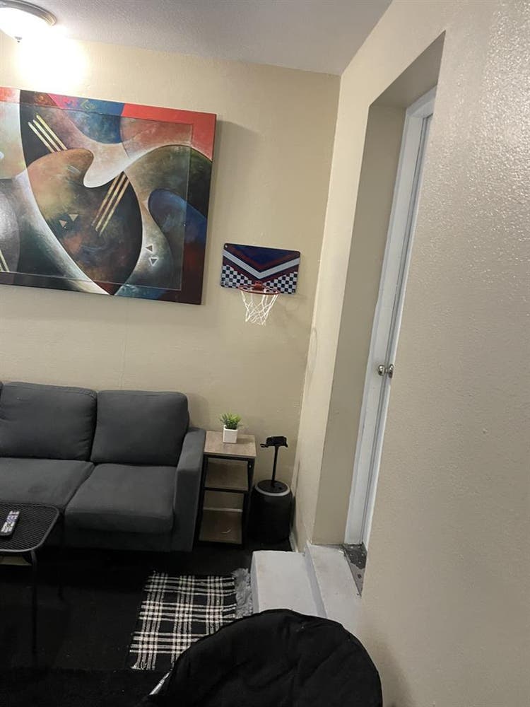 Message me on roomies pic up top
