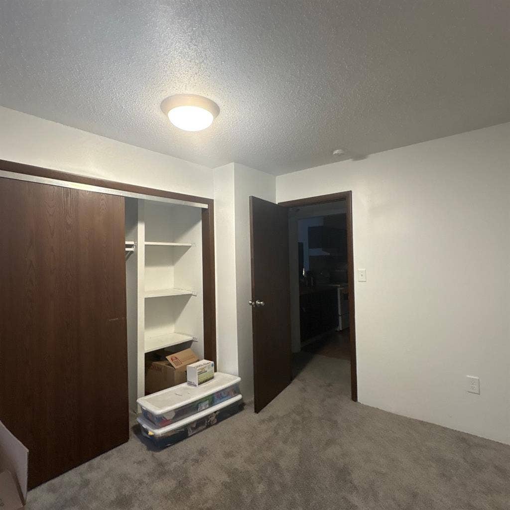 ISO ROOMMATE!