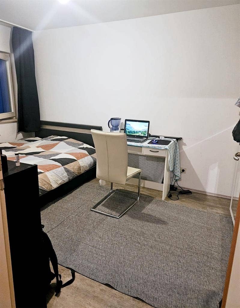 Schönes WG Zimmer mit Fenster