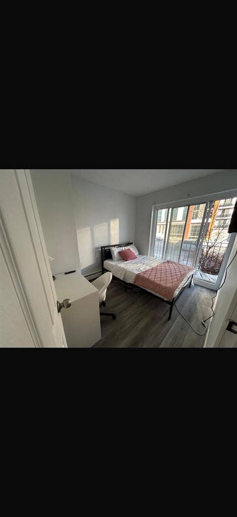 Renovated 4 bedroom unit prime loc