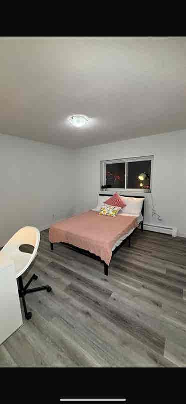 Renovated 4 bedroom unit prime loc