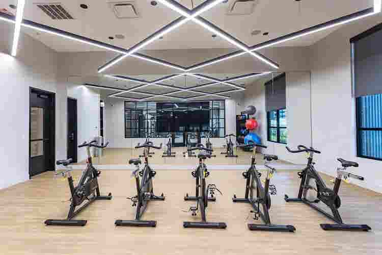 Top-Floor 2BR with Amenities