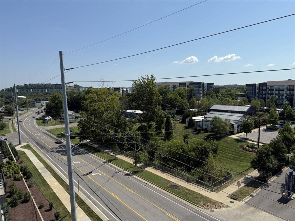 Top-Floor 2BR with Amenities