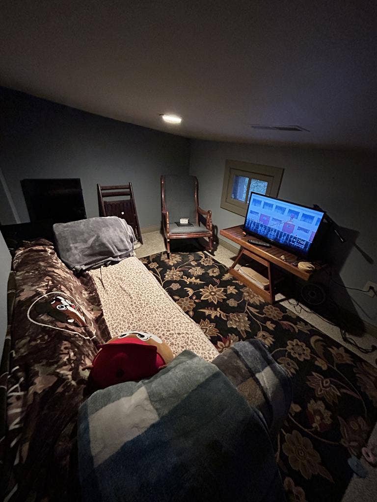 1 room avail imm, 1 avail mid Oct.