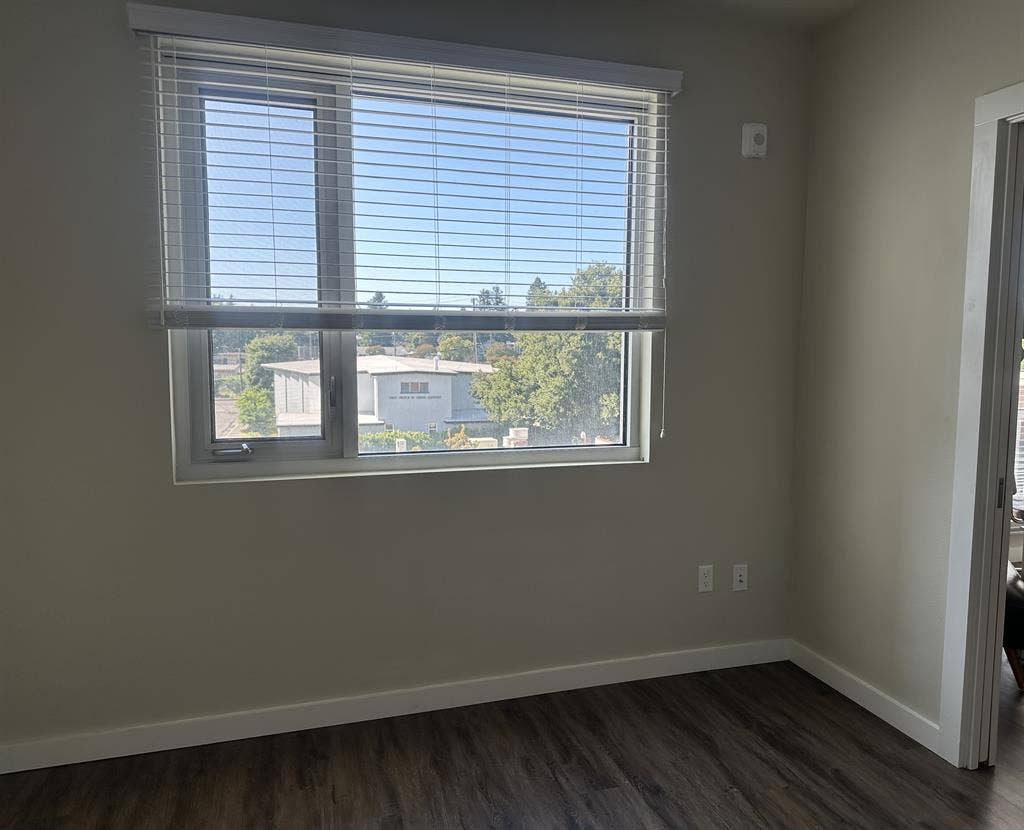 Female Roommate Wanted for b