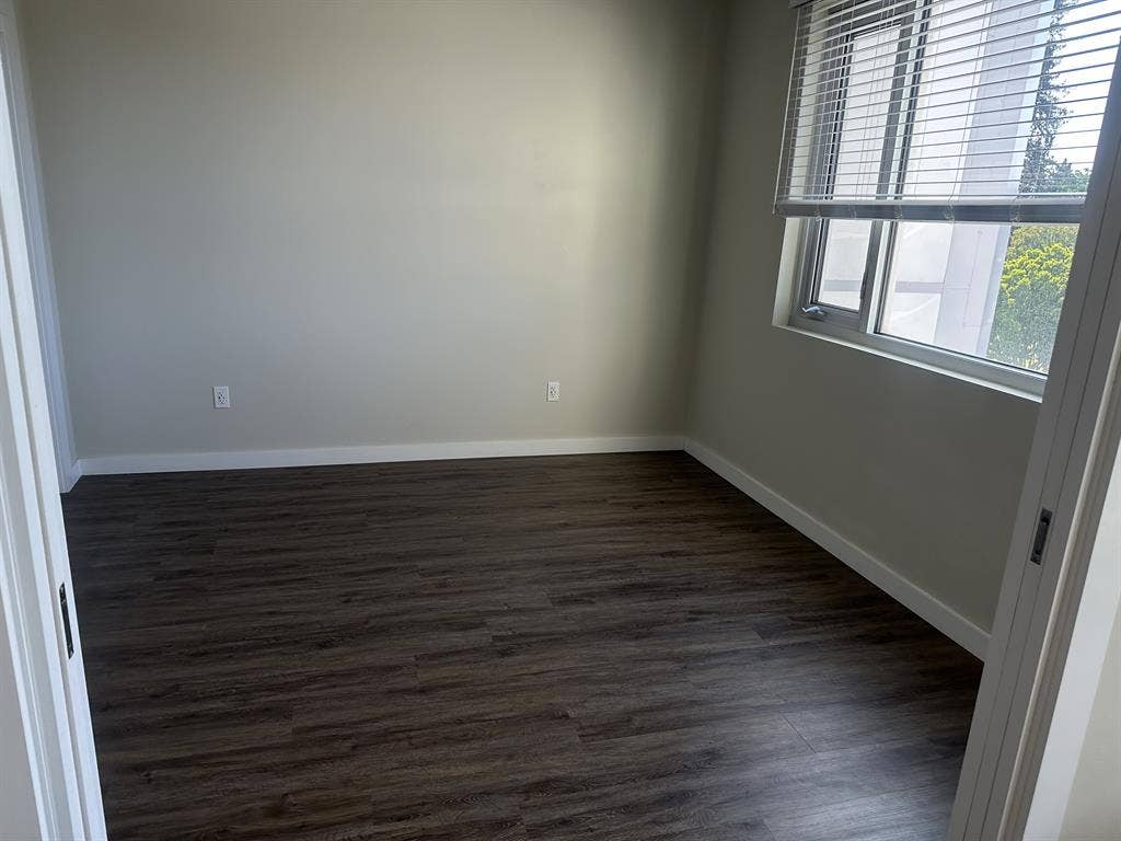 Female Roommate Wanted for b