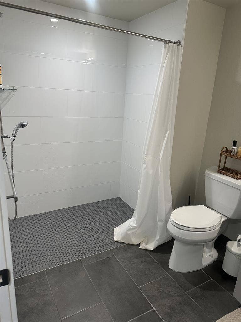 Female Roommate Wanted for b