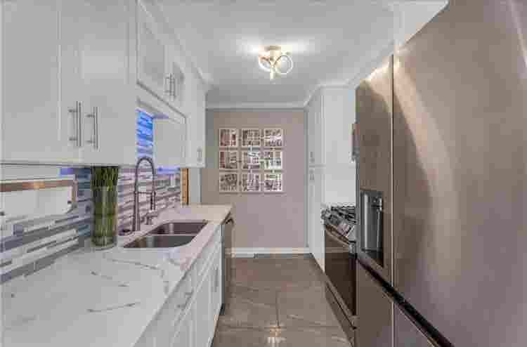 5 mins from Downtown/Midtown area