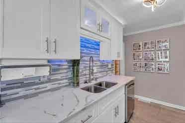 5 mins from Downtown/Midtown area