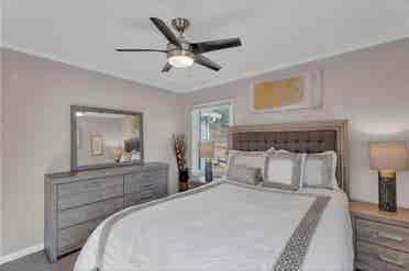 5 mins from Downtown/Midtown area