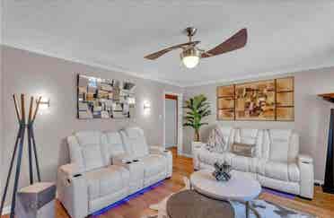 5 mins from Downtown/Midtown area