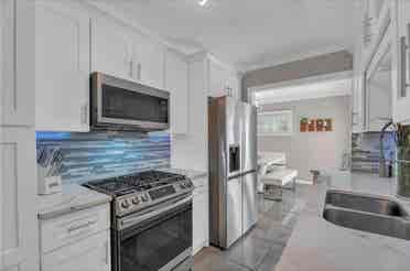 5 mins from Downtown/Midtown area