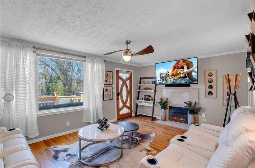 5 mins from Downtown/Midtown area