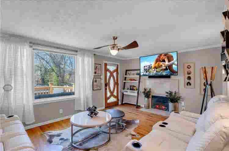 5 mins from Downtown/Midtown area