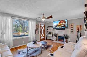 5 mins from Downtown/Midtown area
