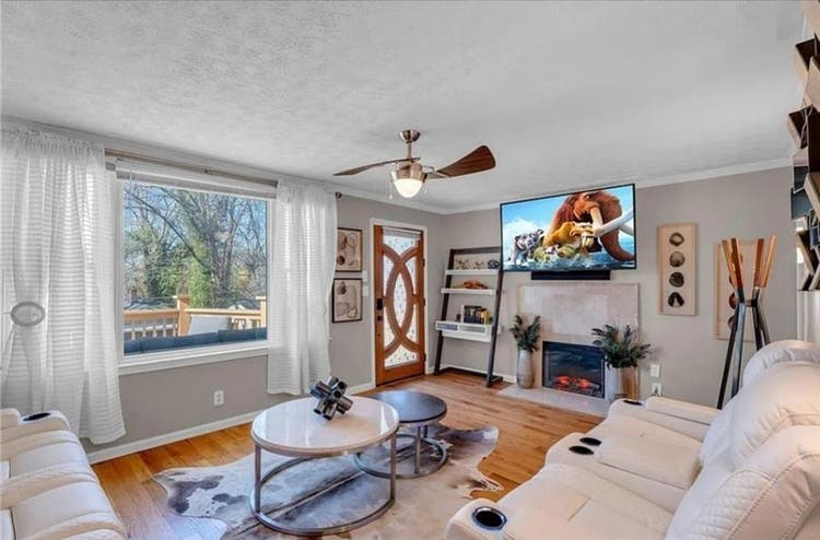 5 mins from Downtown/Midtown area