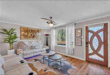 5 mins from Downtown/Midtown area