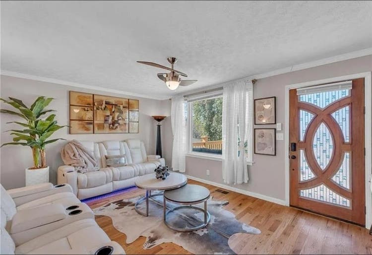 5 mins from Downtown/Midtown area