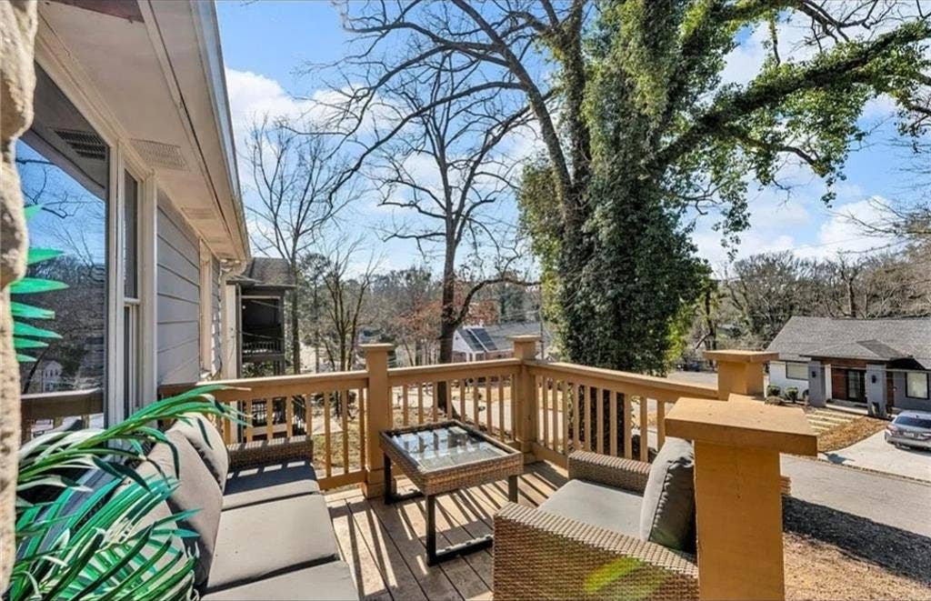 5 mins from Downtown/Midtown area