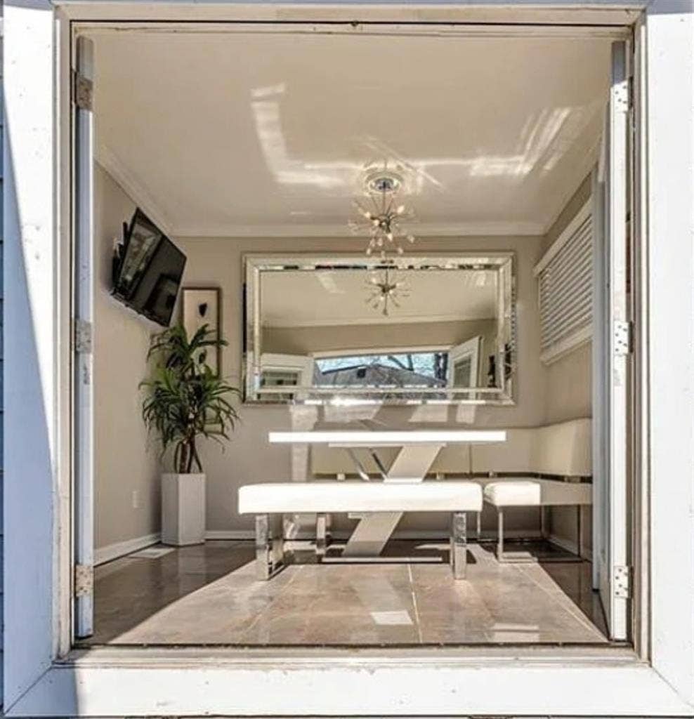 5 mins from Downtown/Midtown area