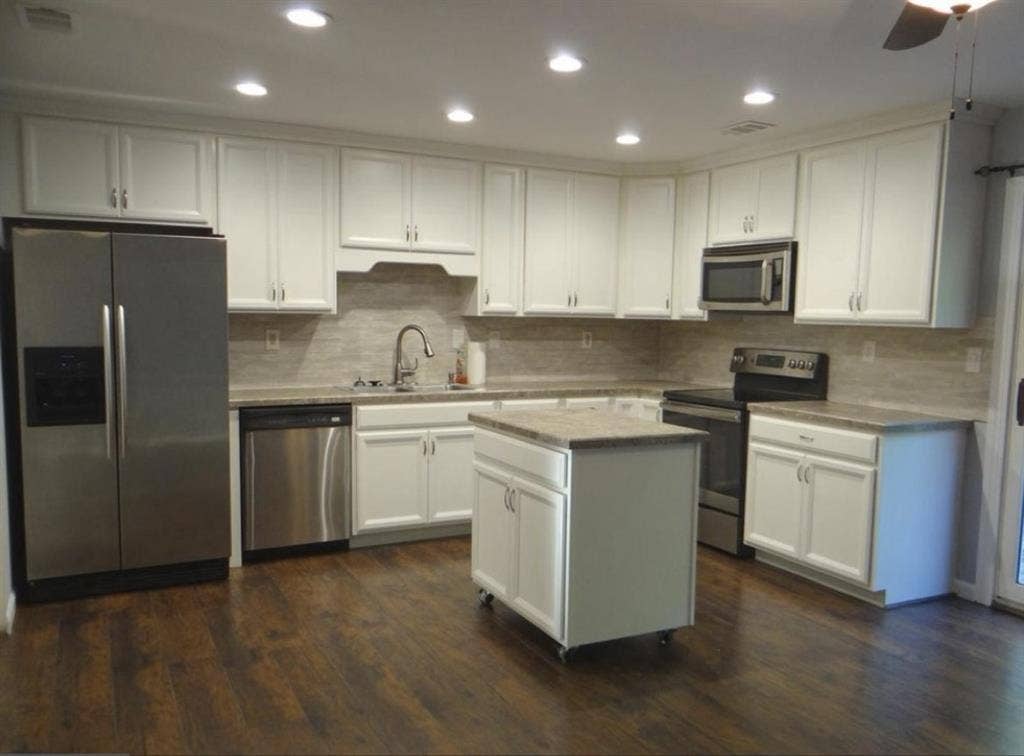 Looking for roommatees