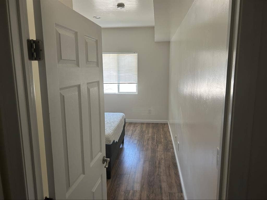 Looking for 1 roommate in 3 bedroom