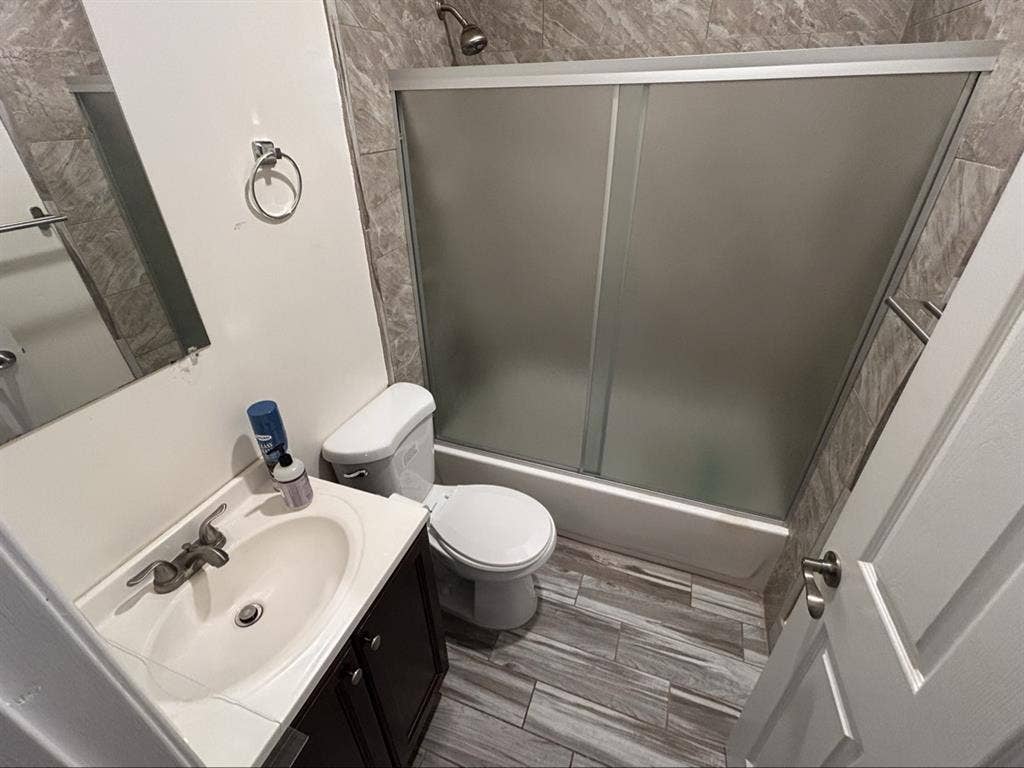 Looking for 1 roommate in 3 bedroom