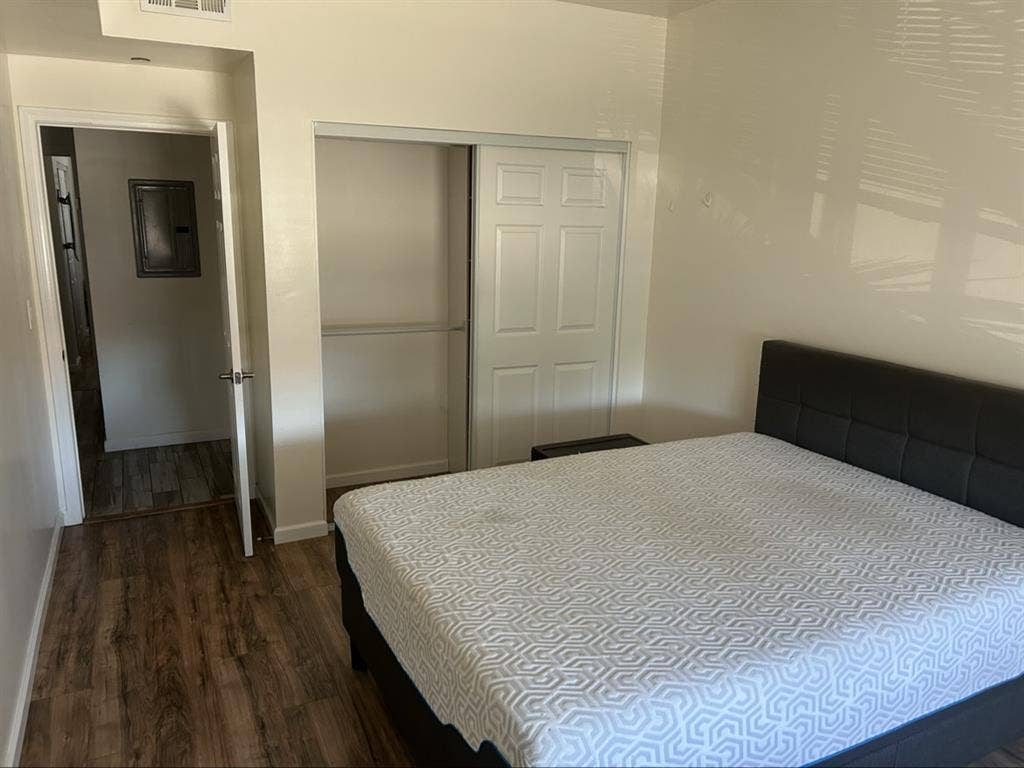 Looking for 1 roommate in 3 bedroom