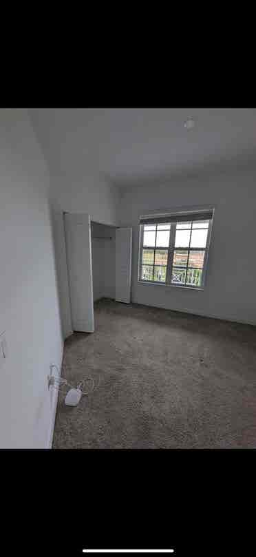 Looking for Roommate