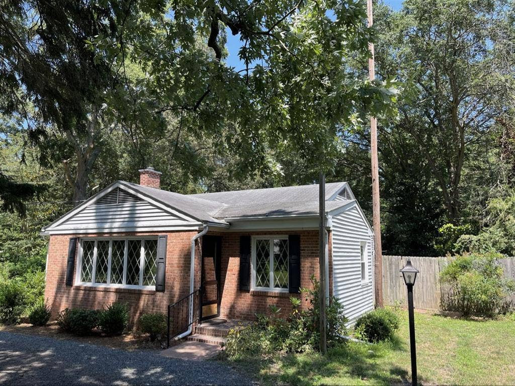 Seeking woman roommate!