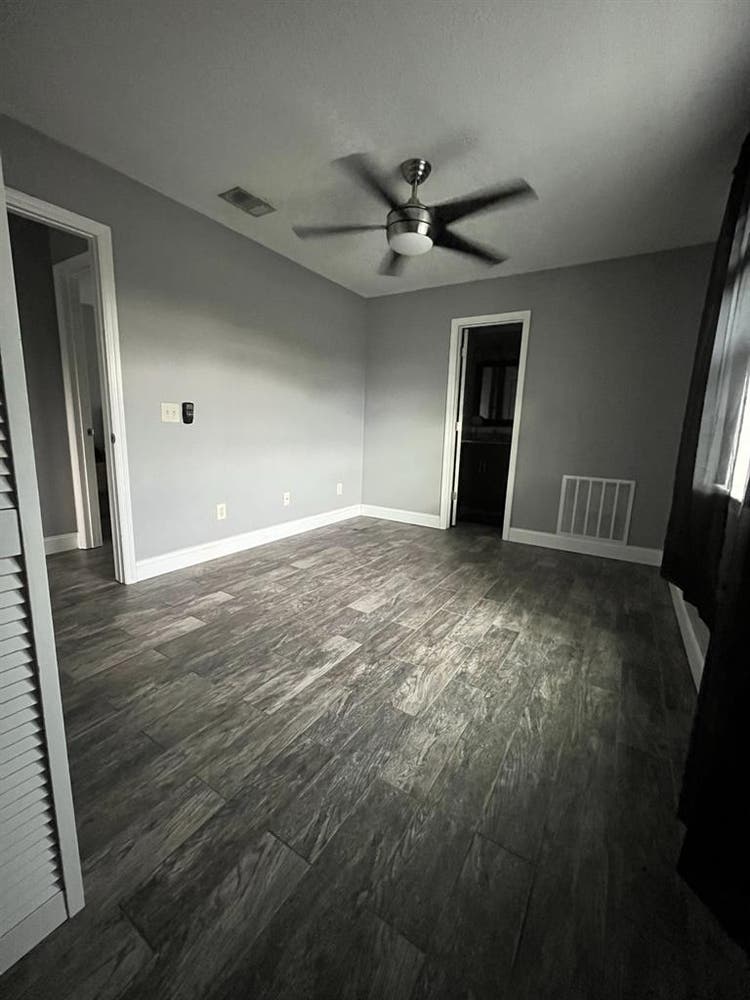 Bedroom & Private Bathroom