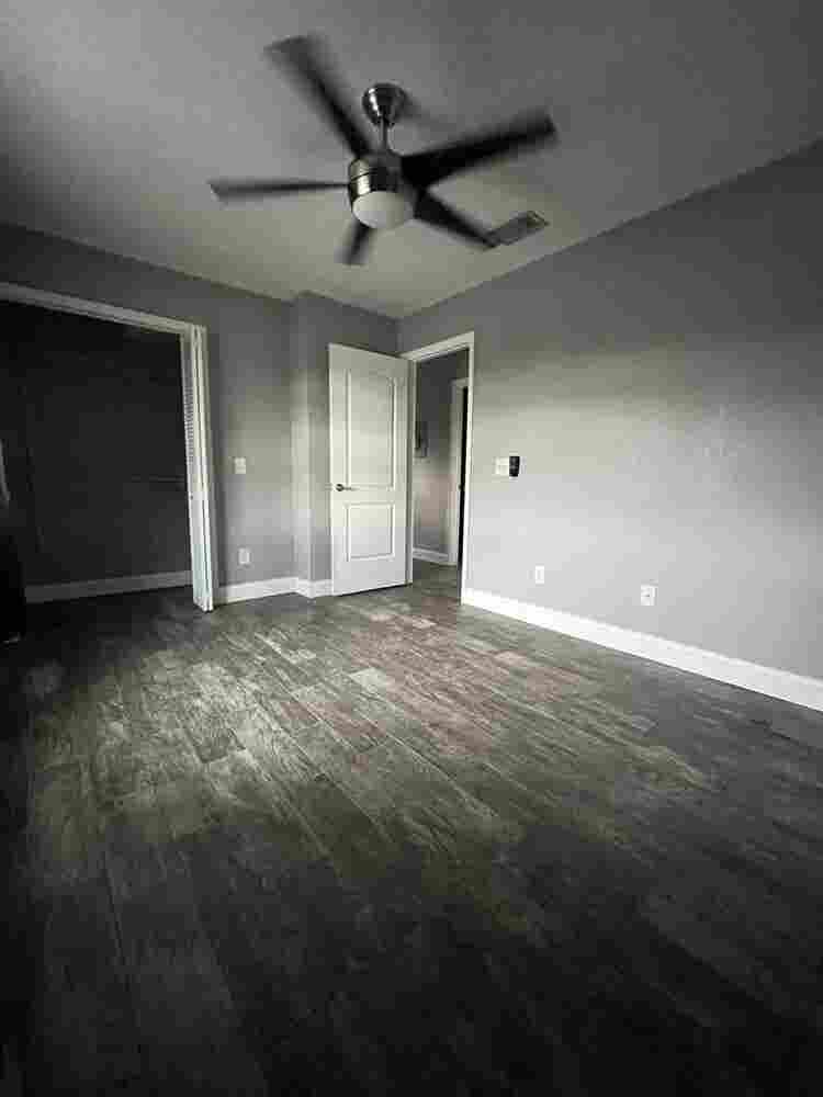 Bedroom & Private Bathroom