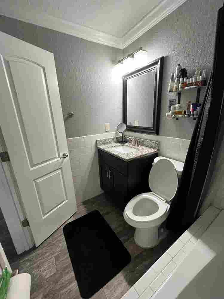Bedroom & Private Bathroom