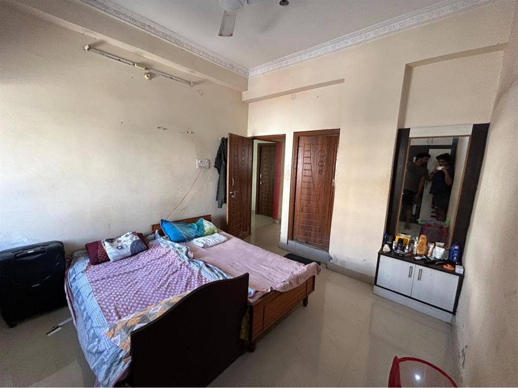 One room available in 2bhk flat