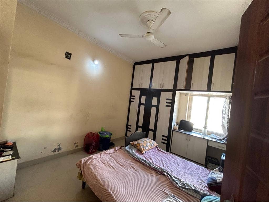 One room available in 2bhk flat
