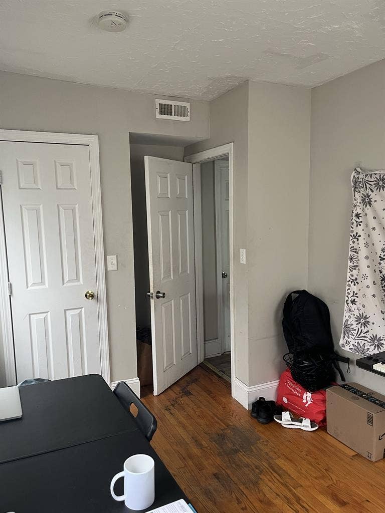 1 room in a 5 bedroom apartment