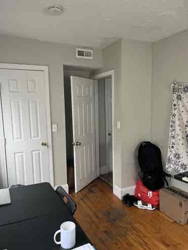 1 room in a 5 bedroom apartment