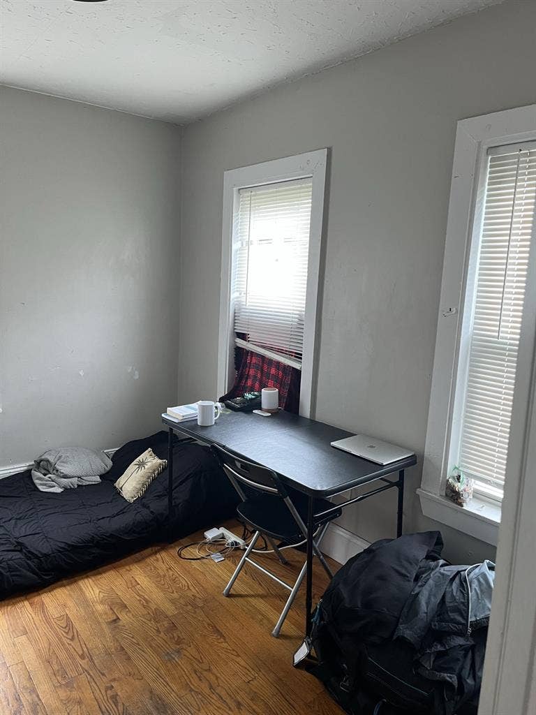 1 room in a 5 bedroom apartment