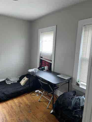 1 room in a 5 bedroom apartment