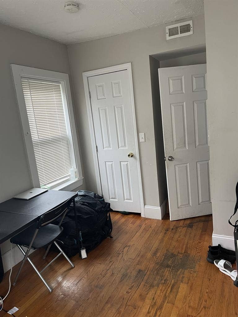 1 room in a 5 bedroom apartment