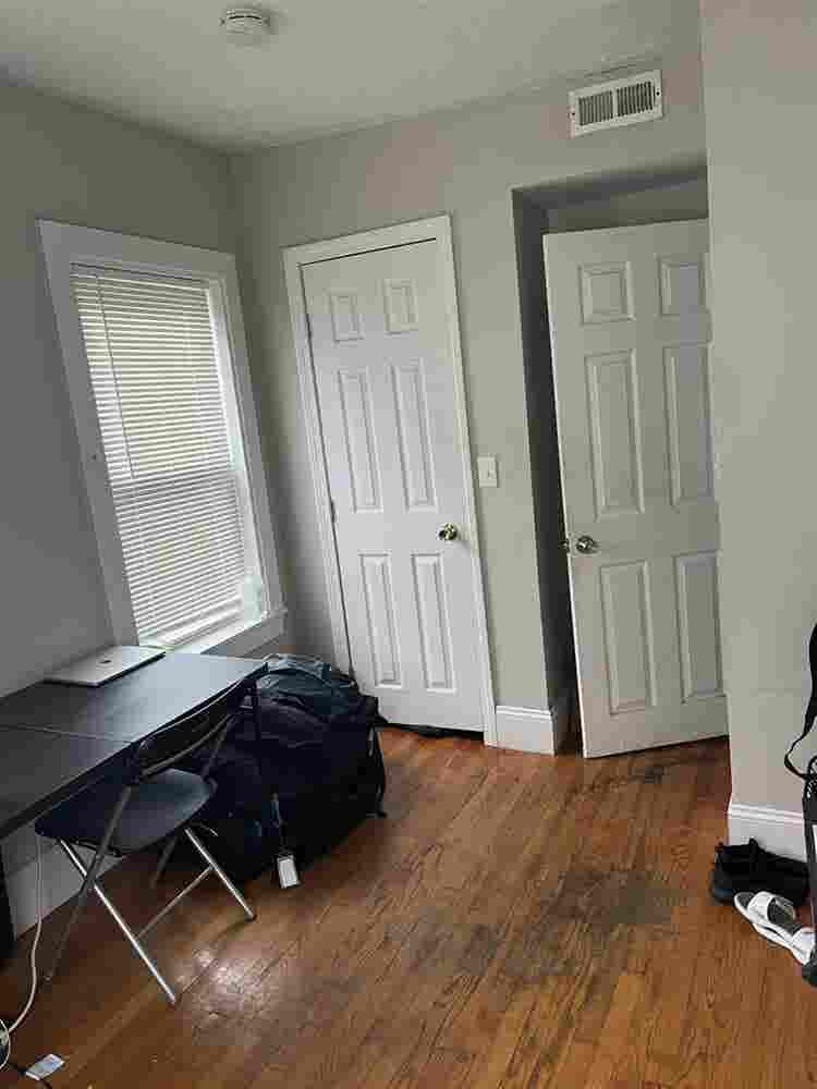 1 room in a 5 bedroom apartment
