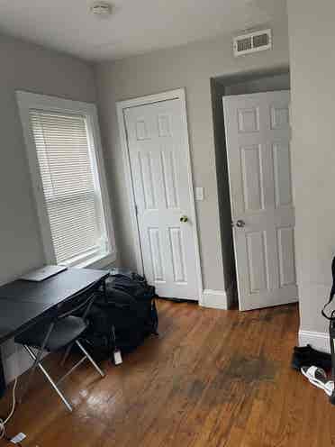 1 room in a 5 bedroom apartment