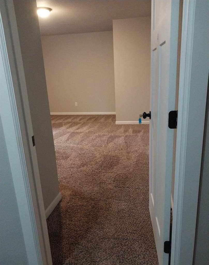 Spacious Private Bedroom-Ready NOW